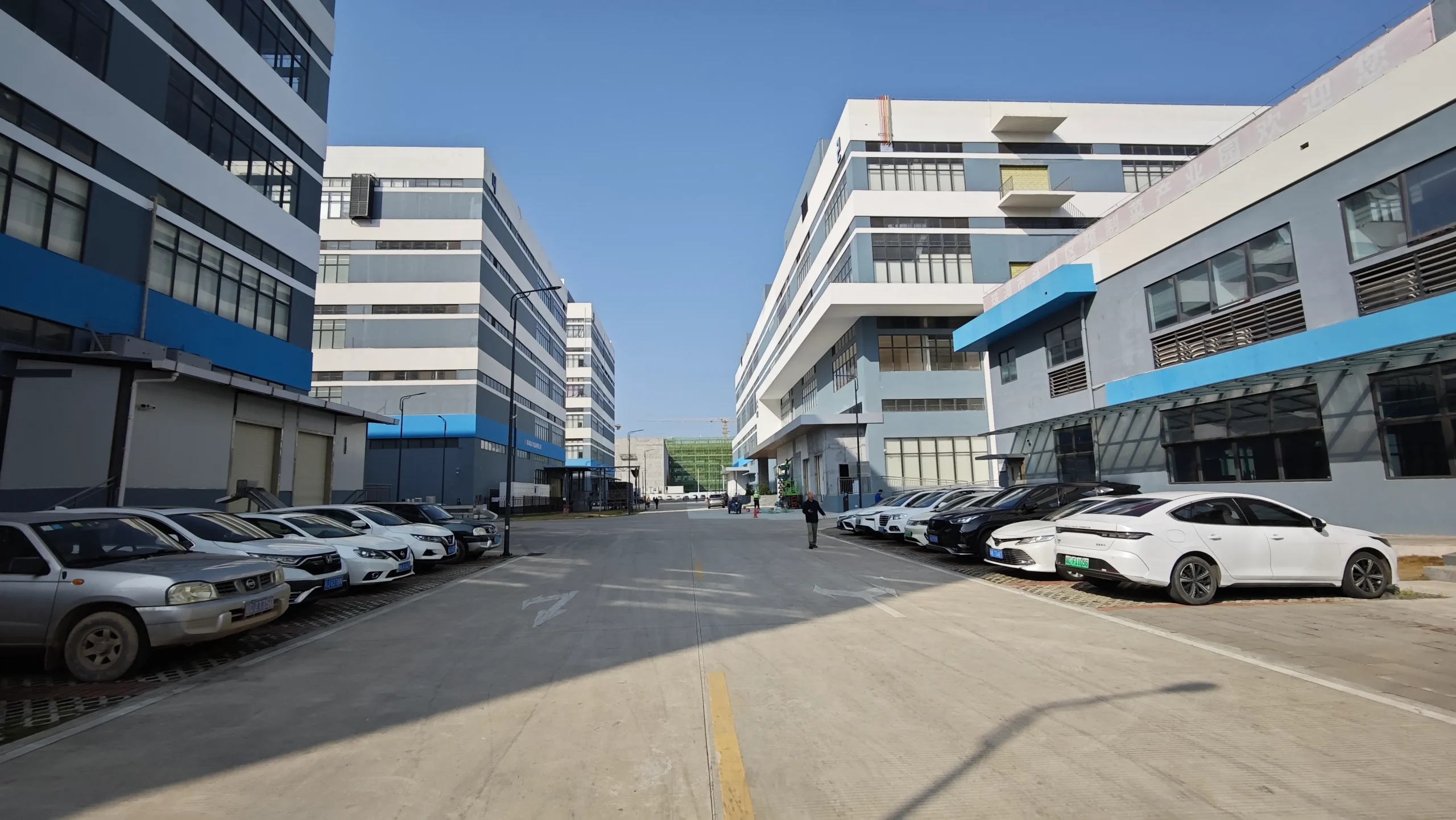 alt="team participating in food factory cleaning training session"